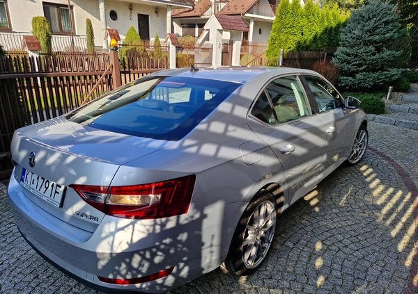 Skoda Superb cena 57900 przebieg: 277631, rok produkcji 2015 z Tarnów małe 106